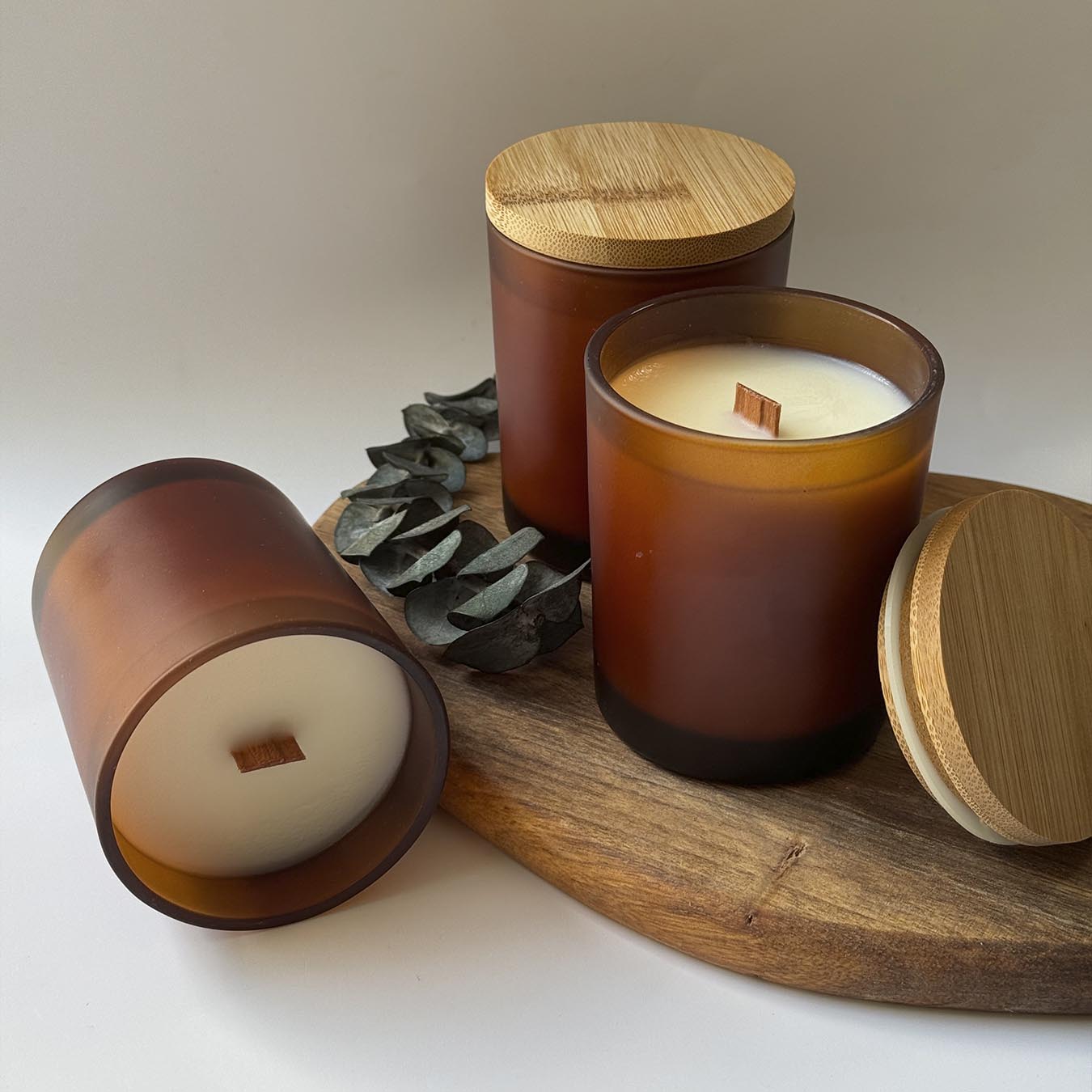 נר ריחני בזכוכית ענבר 200 מ"ל - 3 נר ריחני בזכוכית ענבר 200 מ"ל - 3