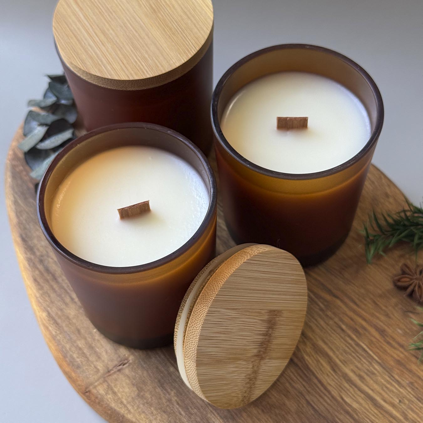 נר ריחני בזכוכית ענבר 200 מ"ל thumbnail - 1 נר ריחני בזכוכית ענבר 200 מ"ל thumbnail - 1