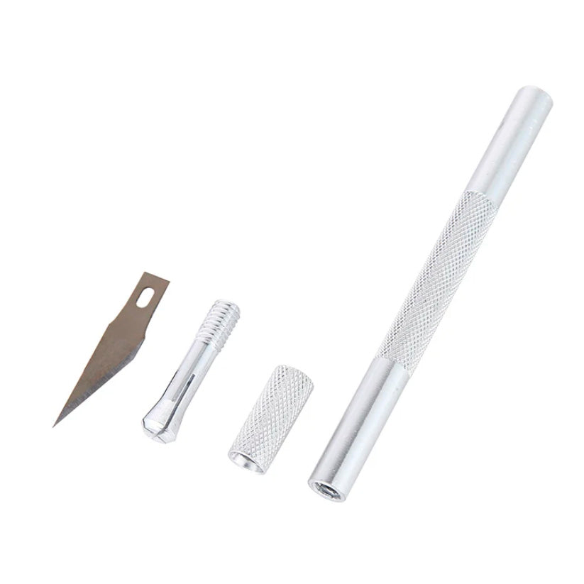Металлический нож + 2 вида сменных лезвий по 10 штук.